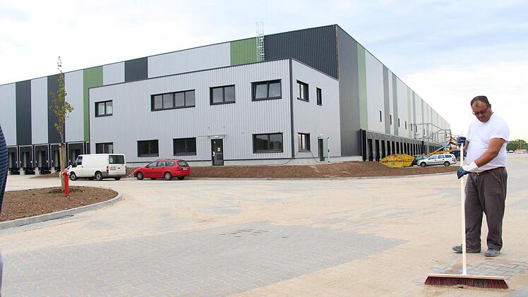 Fassade und Außenanlage der Halle sind schon fertig.