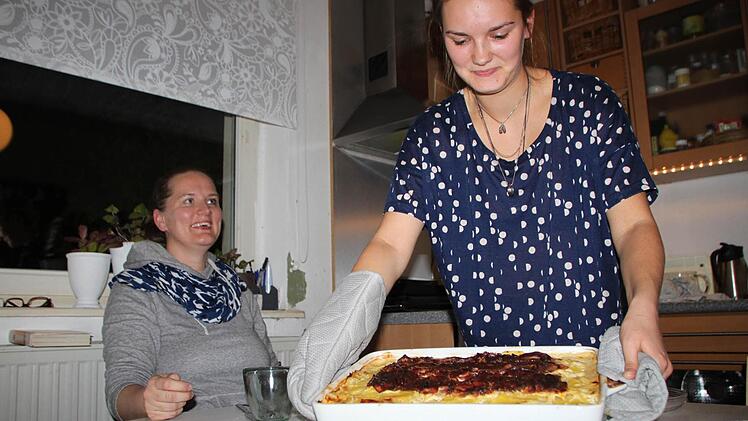Tochter Sini holt ihn aus dem Ofen. Foto: Ulrike Müller