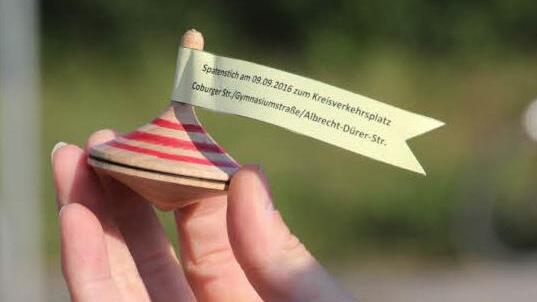 Gedrechselte Kreisel gab es für die Gäste zur Erinnerung an den Spatenstich