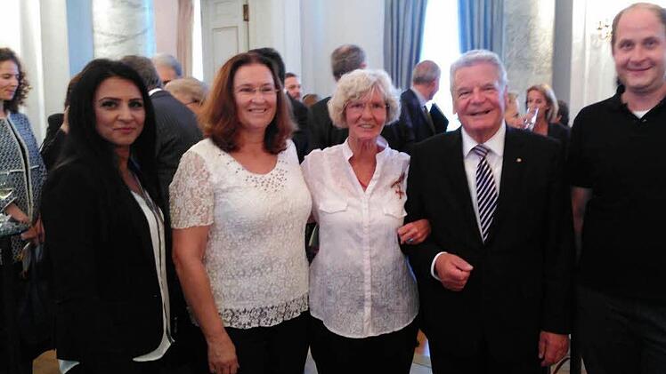 Sina Sadat, Petra Nellen. Maruška Hofmann-Šircelj, Bundespräsident Joachim Gauck und Martin Hering im Schloss Bellevue.