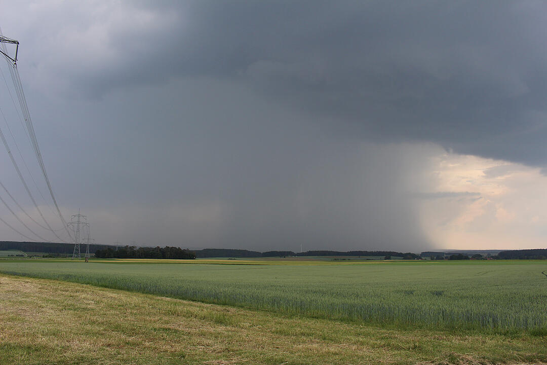 Mehrere zentimeterdicke Hagelkörner gehen in Franken nieder