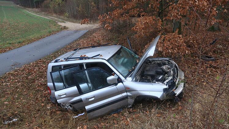 Im Kreis Bamberg ist es am Samstag zu einem schweren Unfall gekommen. Zwischen Reichmannsdorf und Treppendorf hat sich ein Auto überschlagen.  Foto: News5/Merzbach