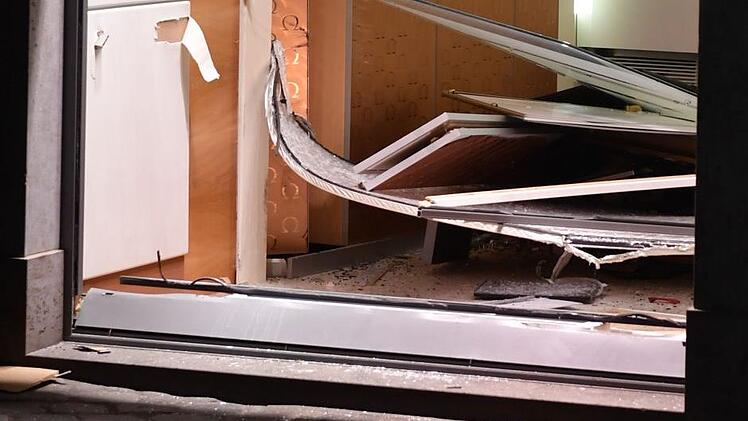 Mit brachialer Gewalt drangen Einbrecher am Montagmorgen in ein Bamberger Juweliergeschäft ein: Sie durchbrachen die Tür einfach mit einem gestohlenen SUV. Foto: Ronald Rinklef
