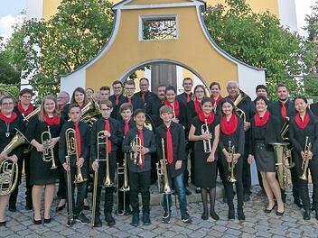 Die Musiker am Eingang zur Igensdorfer St.Georgskirche Foto: Felix Kopp