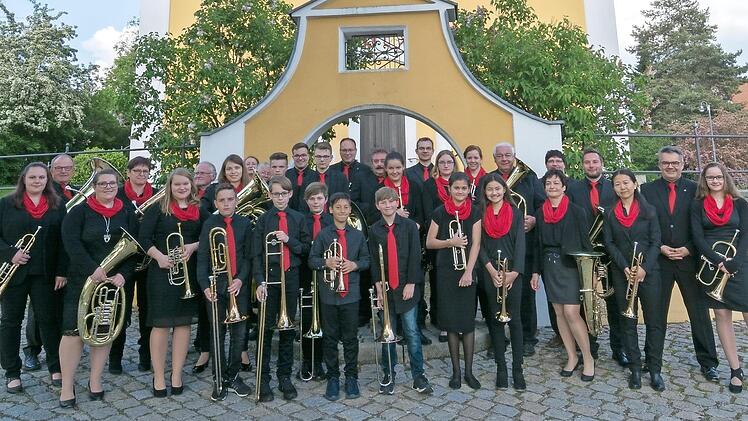 Die Musiker am Eingang zur Igensdorfer St.Georgskirche Foto: Felix Kopp
