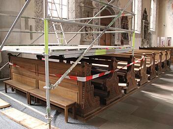 Aus Sicherheitsgründen sind ein Teil der Seitenbänke in der Stadtpfarrkirche nicht mehr nutzbar, abgesperrt und über ein Gerüst gesichert. Trotzdem soll der 2. Bauabschnitt der angelaufenen Kirchensanierung vorerst aufgeschoben werden. Foto: Heike Beudert