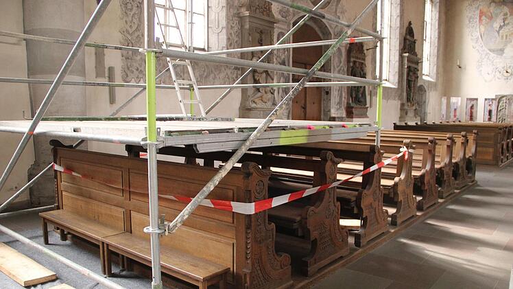 Aus Sicherheitsgründen sind ein Teil der Seitenbänke in der Stadtpfarrkirche nicht mehr nutzbar, abgesperrt und über ein Gerüst gesichert. Trotzdem soll der 2. Bauabschnitt der angelaufenen Kirchensanierung vorerst aufgeschoben werden. Foto: Heike Beudert