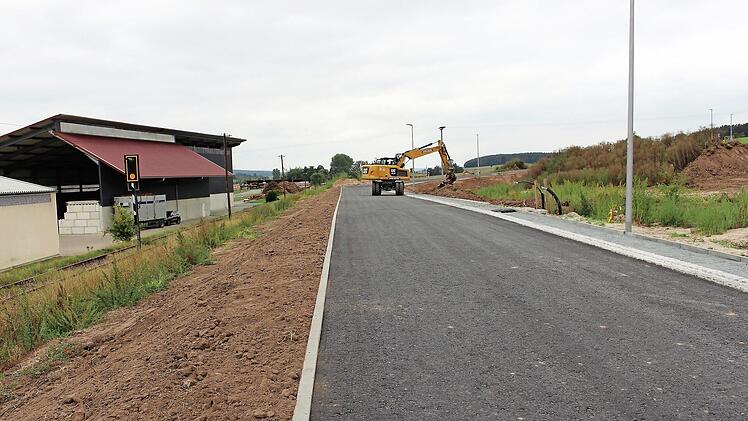 Nördlich der Bahnlinie wird in Mühlhausen derzeit das neue Baugebiet Hüttenfeld erschlossen. 17 Baugrundstücke sollen dort entstehen. Links im Bild ist eine Halle des örtlichen Unternehmens für Hackschnitzel zu sehen.  Foto: Evi Seeger