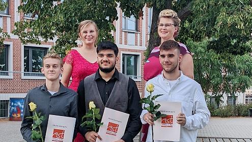 Die besten drei der Abschlussklassen sind (v.&nbsp;l.) Jamian Adler, Munzur Korkmaz und Lukas Neubauer, hinten ihre Klassenlehrerinnen Martina Bradl und Susanne Tille.