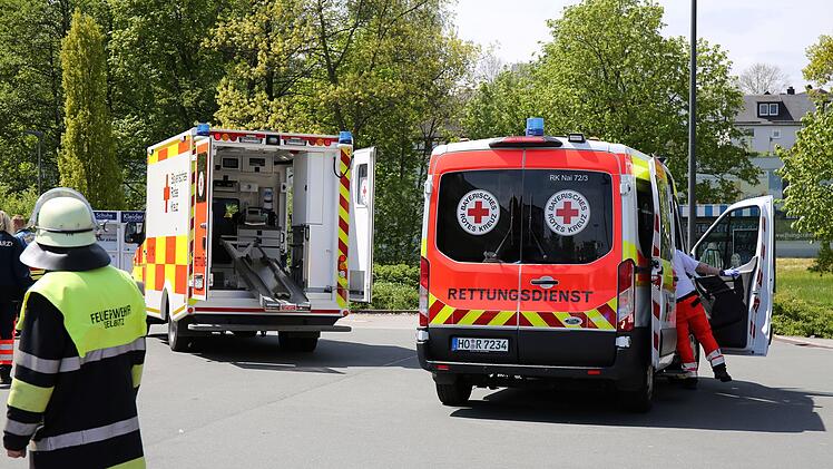 Selbitz: Frau rast r&uuml;ckw&auml;rts in Rewe-Blumenregal - Angestellte und Kundin kommen in Klinik