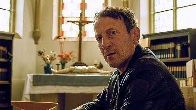 Kommissar Thorsten Falke (Wotan Wilke M&ouml;hring) hat sich nach dem Tod seiner Kollegin Grosz f&uuml;r eine Weile in ein Kloster zur&uuml;ckgezogen. Im "Tatort: Schweigen" (2024) erlebt er als Privatmann den Tod eines Pfarrers. Bald jedoch entwickeln sich die Ermittlungen in Richtung des Vorwurfs: Missbrauch an Jugendlichen.