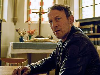 Kommissar Thorsten Falke (Wotan Wilke M&ouml;hring) hat sich nach dem Tod seiner Kollegin Grosz f&uuml;r eine Weile in ein Kloster zur&uuml;ckgezogen. Im "Tatort: Schweigen" (2024) erlebt er als Privatmann den Tod eines Pfarrers. Bald jedoch entwickeln sich die Ermittlungen in Richtung des Vorwurfs: Missbrauch an Jugendlichen.