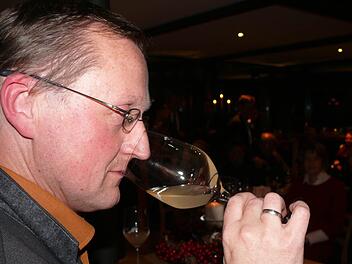 Dem Aroma auf der Spur. Der Fachberater für Kellerwirtschaft beim Bezirk Unterfranken, Stefan Kraus, bescheinigt dem 2012er Jahrgang eine außerordentlich hohe Qualität. Fotos: Manfred Wagner