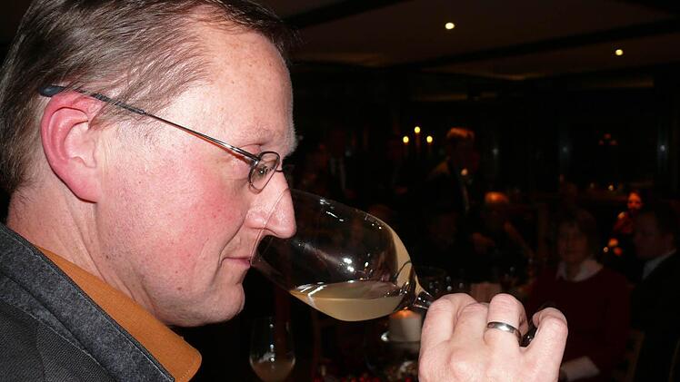 Dem Aroma auf der Spur. Der Fachberater für Kellerwirtschaft beim Bezirk Unterfranken, Stefan Kraus, bescheinigt dem 2012er Jahrgang eine außerordentlich hohe Qualität. Fotos: Manfred Wagner