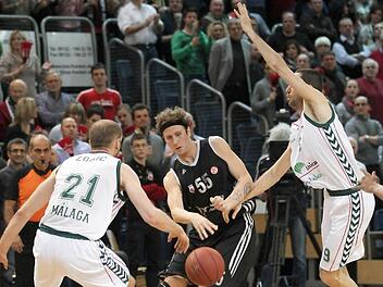 Der Bamberger Neuzugang Matt Walsh (M.) wird von Luka Zoric (l.) und Sergi Vidal von Unicaja Malaga attackiert und passt den Ball weiter. Fotos: sportpress