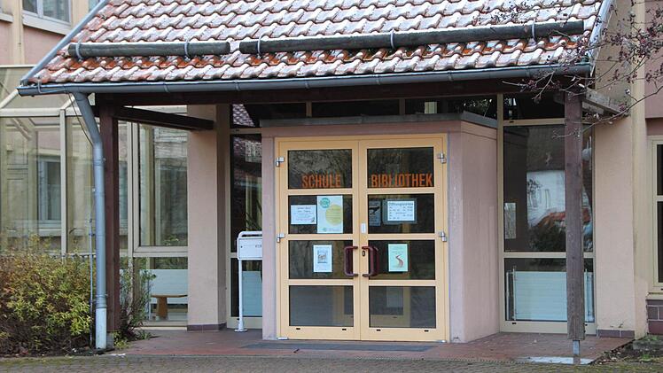 Auch die Bibliothek befindet sich hier. Sie ist jedoch in einem guten Zustand...