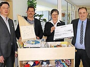 Spendenübergabe an das Seniorenwohnzentrum (von links): Frank Fenske (Vorstand der Coburger BID-Unternehmensgruppe), Birger Linß (Heimleiter des Seniorenwohnzentrums der Rotkreuz-Schwesternschaft Coburg), Barbara Ocker (Vorsitzende der Schwesternschaft Coburg vom BRK - Marienhaus - e. V.), Markus Kolbinger (Vorstand der Coburger BID-Unternehmensgruppe)  Foto: Schwesternschaft Coburg