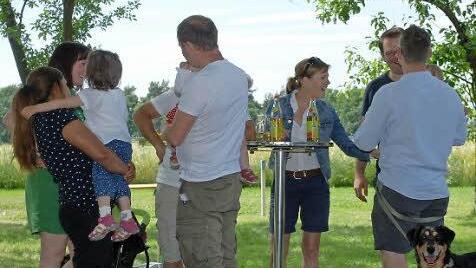 Auch im Freien genossen die Gäste das Konzert.