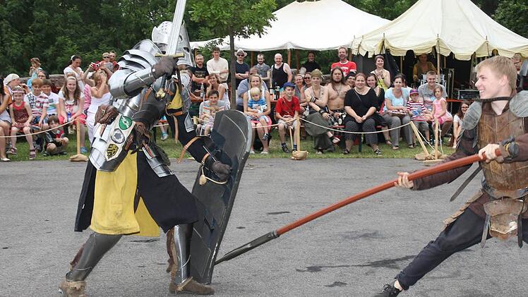 Spannende Ritterkämpfe gab es auf der Lauterburg zusehen. Foto: Michael Stelzner