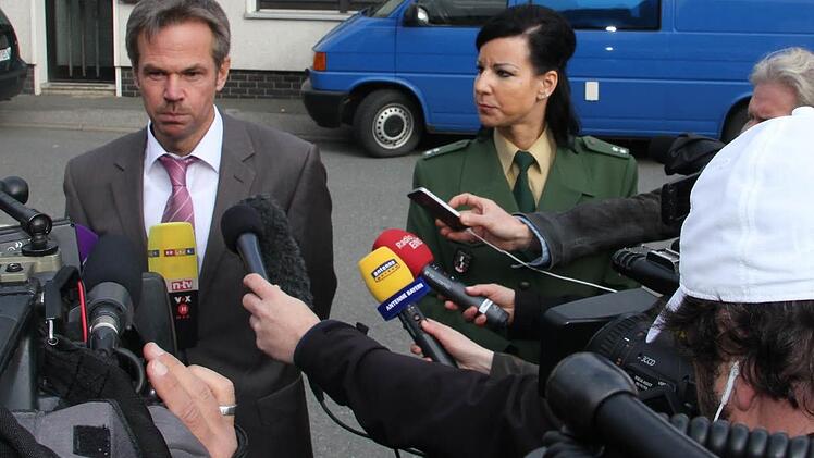 Oberstaatsanwalt Martin Dippold und Polizeisprecherin Anne Höfer bei einer Pressekonferenz vor dem Tatort in Wallenfels Foto: Peter Groscurth