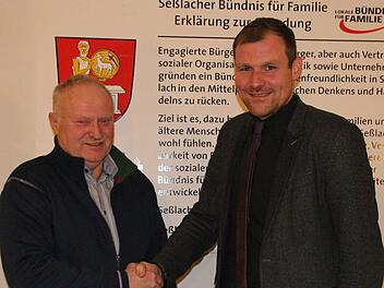 Theodor Fischer (links) legte als neuer Ortssprecher von rothenberg bei bürgermeister Martin Mittag seinen Amtseid ab. Foto: Simone Bastian