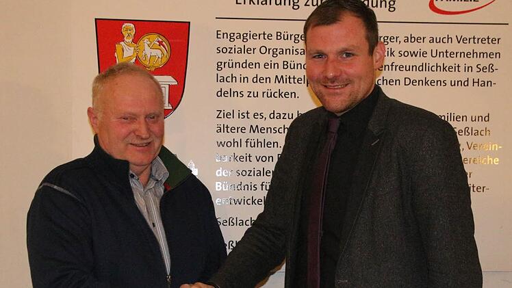 Theodor Fischer (links) legte als neuer Ortssprecher von rothenberg bei bürgermeister Martin Mittag seinen Amtseid ab. Foto: Simone Bastian