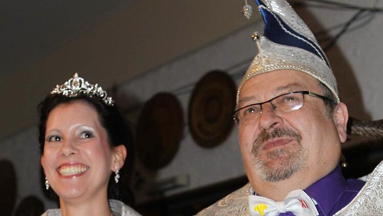 Das Förtschendorfer Prinzenpaar Matthias I und Jessica I bei der Begrüßung. Foto: Michael Wunder