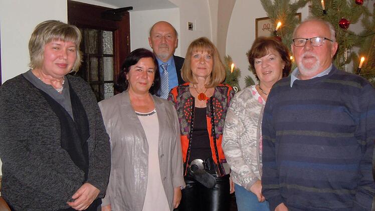 Ehrungen beim Münnerstädter Lehrer- und Lehrerinnenverband im BLLV: Unser Bild zeigt (von links) Elfriede Oppel, Brigitte Dölling-Ritz, Wolfgang Wittmann, Edith Frank, Doris Beck und Diethard Hanshans. Foto: Anneliese Albert
