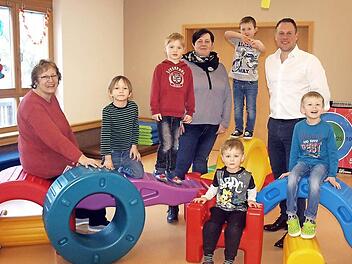 XXL Motorikbahn: Kindergartenleiterin Maria Peter, die Vorsitzenden des Fördervereins, Kathrin Gremer-Schneider und Frank Hauck, sind mit den Kindern stolz auf das neue Spielgerät. Foto: Susanne Deuerling