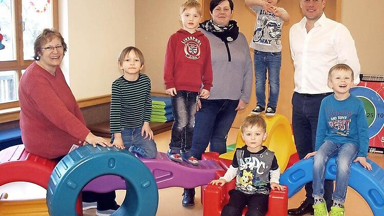 XXL Motorikbahn: Kindergartenleiterin Maria Peter, die Vorsitzenden des Fördervereins, Kathrin Gremer-Schneider und Frank Hauck, sind mit den Kindern stolz auf das neue Spielgerät. Foto: Susanne Deuerling