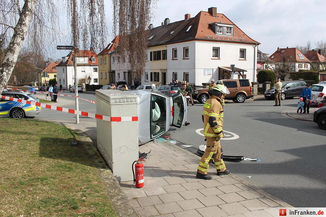 Beim Abbiegen kollidiert: Auto landet auf der Seite