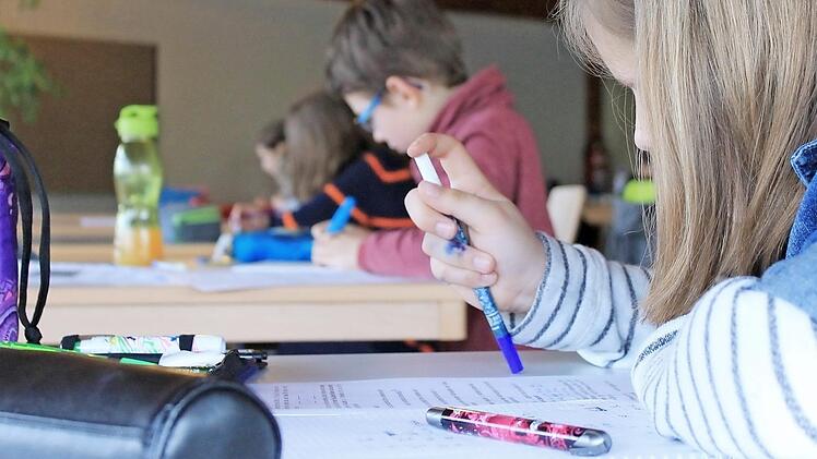 40 Fünftklässler knobelten beim Wettbewerb in der Adam-Ries-Halle in Bad Staffelstein eifrig mit. Foto: Dominic Buckreus