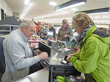 Bürgermeister Zimmermann kassiert für den guten Zweck.  Foto: tw