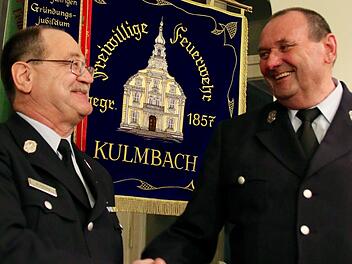 Bernhard Nehring (links) l&ouml;st Benno Pieger als Vorsitzender der Kulmbacher Feuerwehr ab. Foto: Adriane Lochner