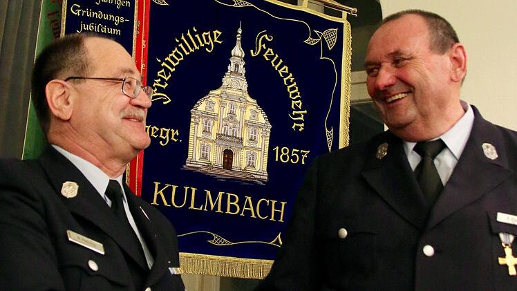 Bernhard Nehring (links) l&ouml;st Benno Pieger als Vorsitzender der Kulmbacher Feuerwehr ab. Foto: Adriane Lochner