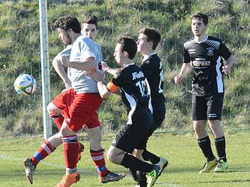 Der Anschieber: Mit Armeinsatz gegen Dominik Gensch von der SG Steinach (links) erhofft sich JFG-Spielführer Johannes Müller einen Vorteil im Kampf um den Ball.ssp