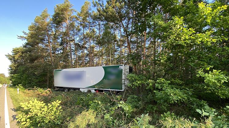 Bergung in Waldstück bei Roth: Lkw prallt gegen mehrere Bäume - Fahrer verletzt
