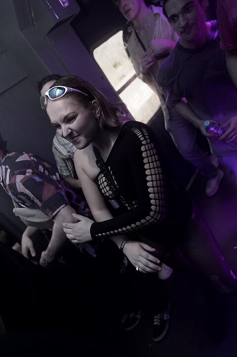 Party im Zug - Raver*innen tanzen zu Techno-Beats