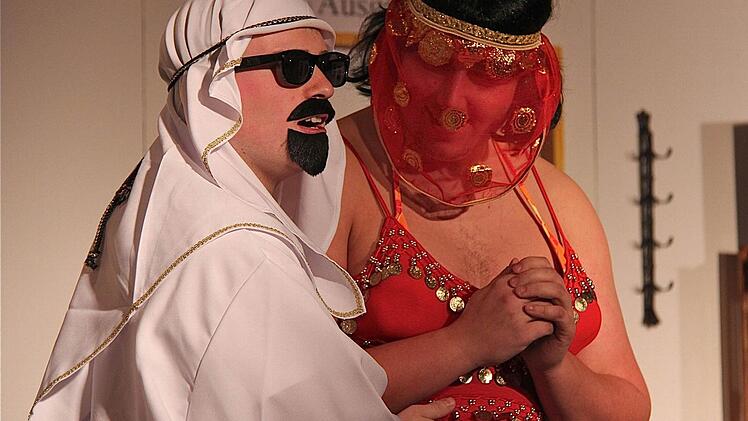 Orientalische Exotik auf der Bauernbühne mit "Scheich" (Marius Reith) und "Bauchtänzerin" (Marcus Stiller).