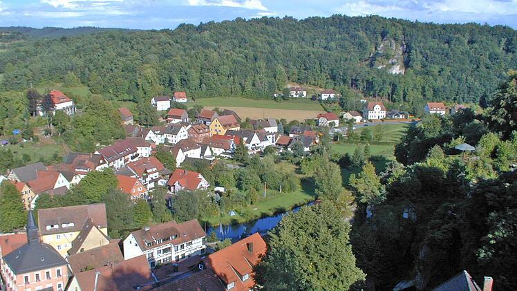 Blick von der Eybisch-Höh hinüber zum Buchberg (Hintergrund). Er wurde zwischen 1855 und 1858 mit Mischwald bepflanzt.