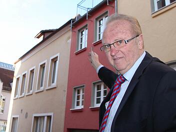 Theodor Heurich kann die Diskussion im Stadtrat Bad Brückenau nicht nachvollziehen: "Das Dach ist doch gar nicht zu sehen", sagt der Steuerberater über das Eckhaus (ehemals Hotel Sonne).Foto: Ulrike Müller