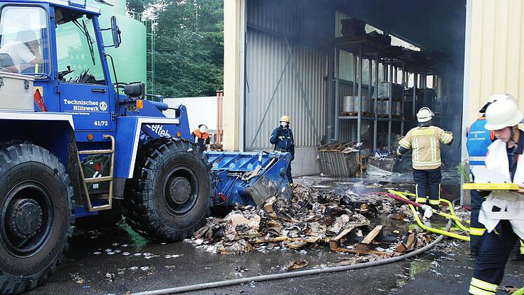Mit einem Räumbagger holte das Technische Hilfswerk Bamberg brennendes Gut aus der Halle, die am Dienstag bei der Kaiserdom-Brauerei in Flammen stand. Foto: THW