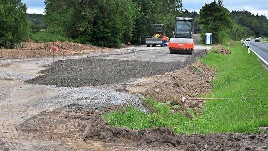 Die Befestigungsarbeiten auf dem Pendlerparkplatz an der Staatsstraße 2426 bei Steinsfeld haben bereits begonnen.  Foto: Ulrike Langer