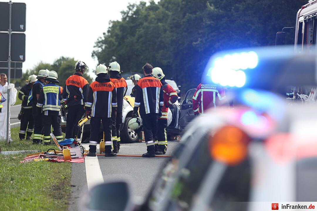Auto kracht frontal in Lkw - 67-Jaehriger sofort tot