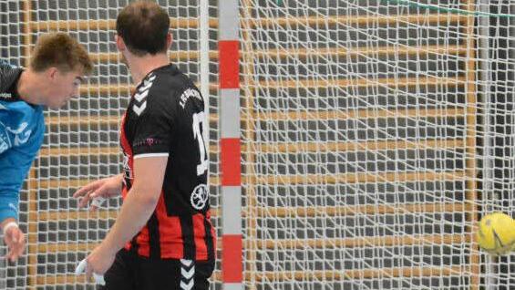 Der staunende Blick hinterher: Bad Brückenaus Keeper Peter Feuerstein kassiert hier ein Gegentor im Spiel gegen den MHV Schweinfurt. Foto: ssp