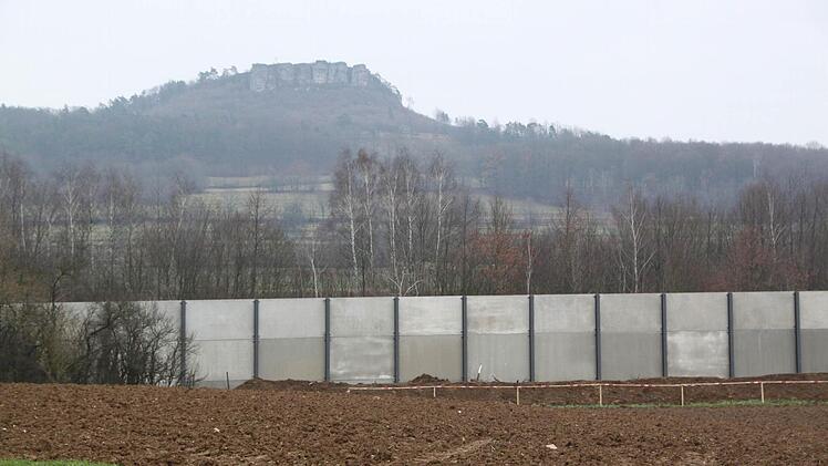 Die Autobahn unterhalb des Staffelbergs verschwindet hinter der Lärmschutzwand.  Foto: Matthias Einwag