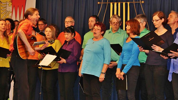 Stefan Ammersbach dirigiert den Chor InTakt  Fotos: Werner Vogel