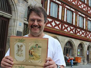 Von einer Dame hat Thomas Schmidkonz alte Postkarten erhalten - manche von ihnen sind aus dem Ersten Weltkrieg.  Fotos: Sarah Zubel