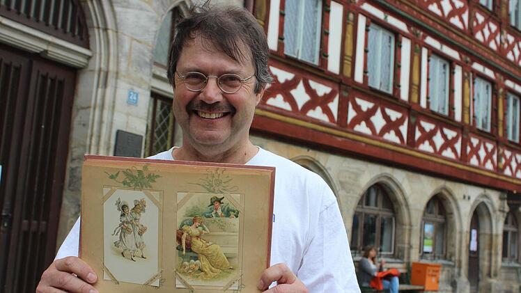 Von einer Dame hat Thomas Schmidkonz alte Postkarten erhalten - manche von ihnen sind aus dem Ersten Weltkrieg.  Fotos: Sarah Zubel