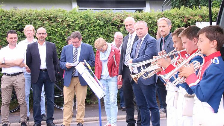Mit Blasmusik und Polit-Prominenz wurde gestern der Radweg zwischen Bad Kissingen und Arnshausen eröffnet. Foto: Markus Klein